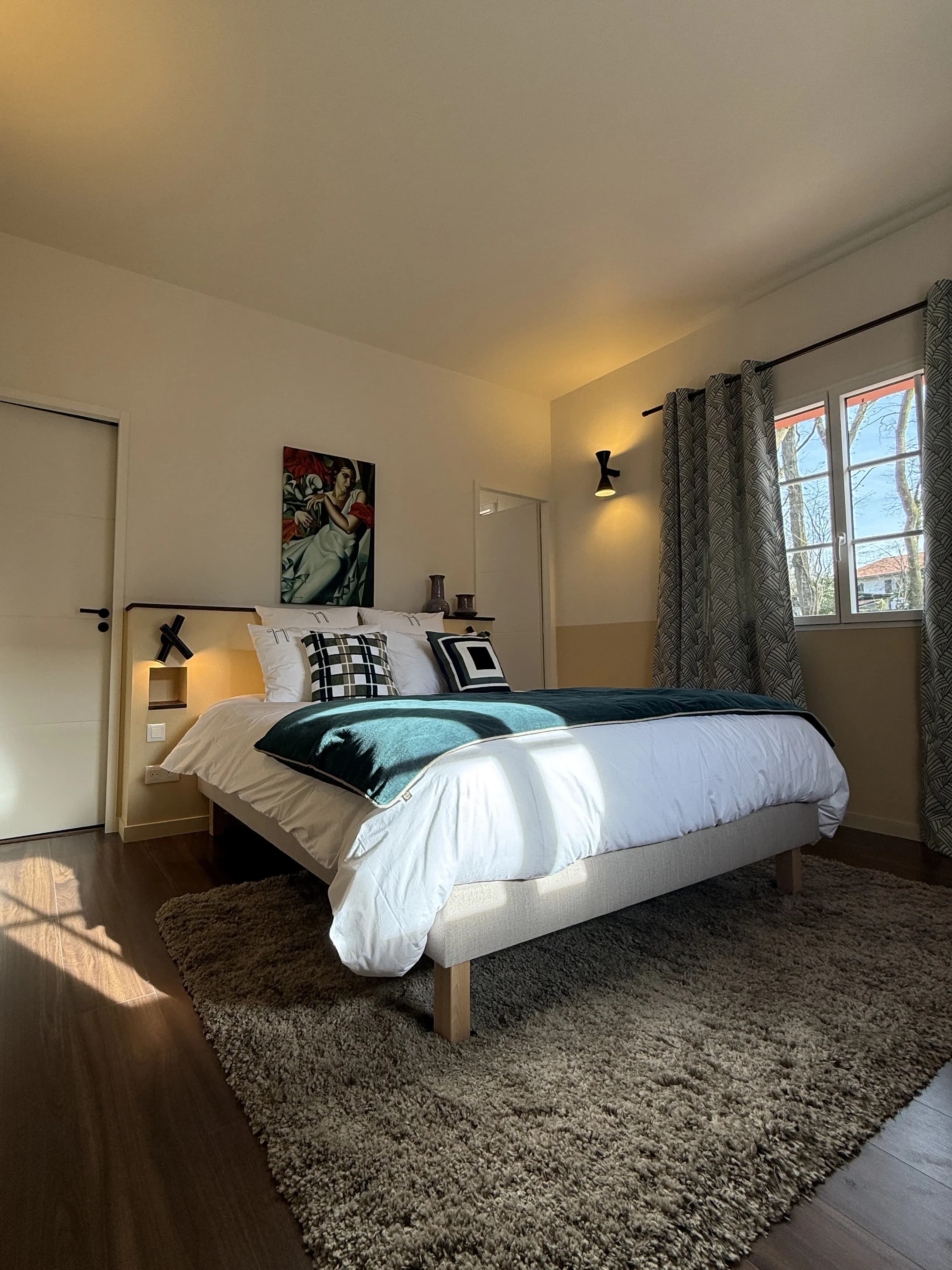 Chambre Haritza - Lit double avec jeté émeraude et tableau d'art